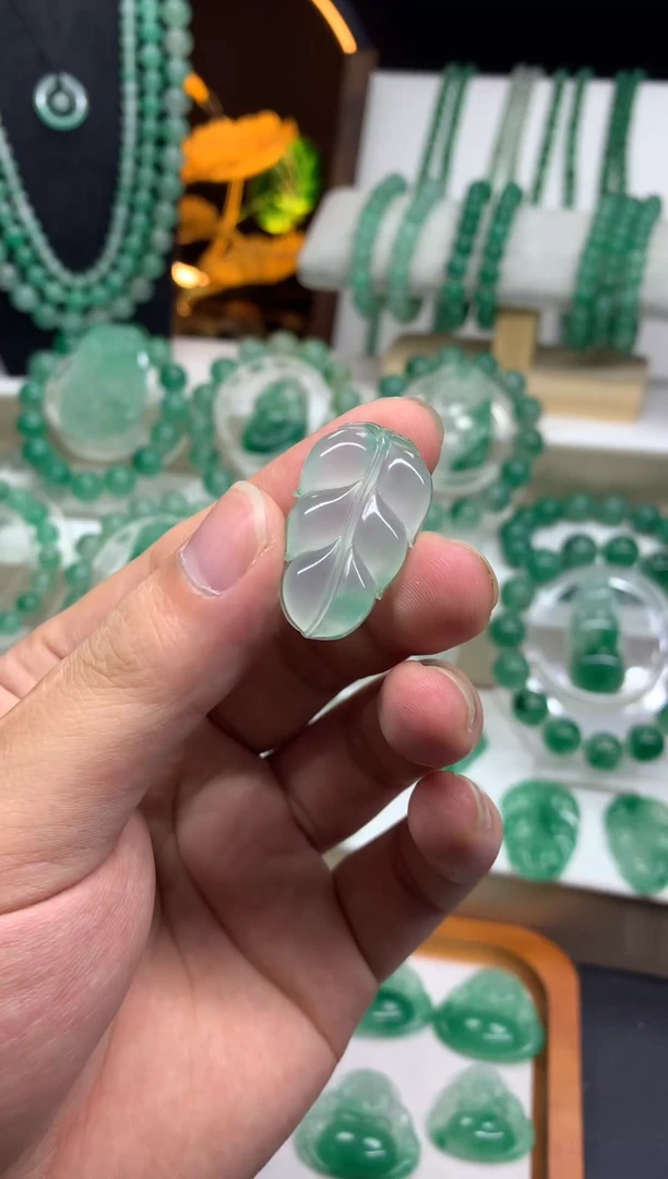 吊坠(不含链)未镶嵌石英质玉（非洲翠）金枝玉叶