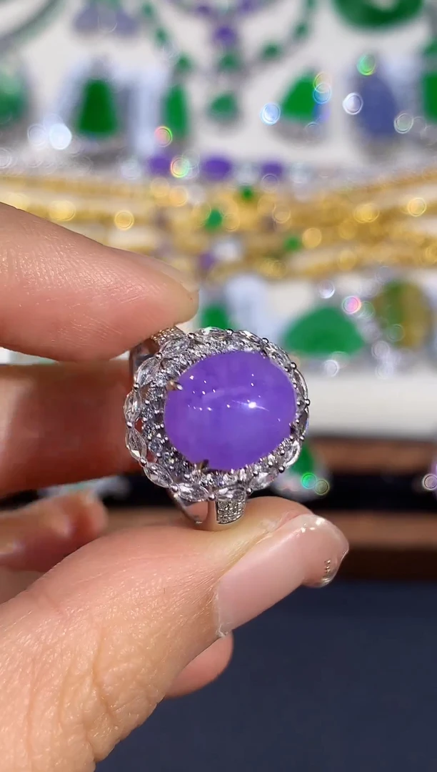 18K金镶嵌戒指翡翠多样性发其一