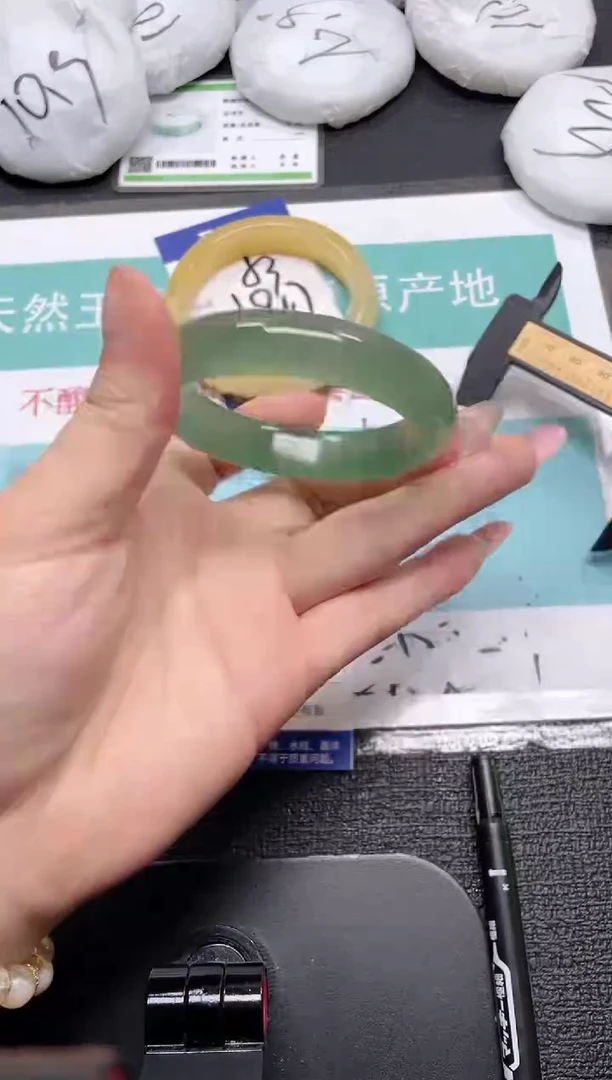 未镶嵌手镯石英质玉84-54