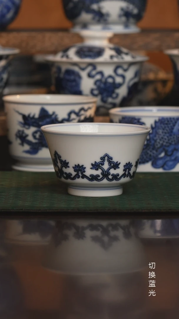 松风馆藏仿明青花忍冬马蹄杯