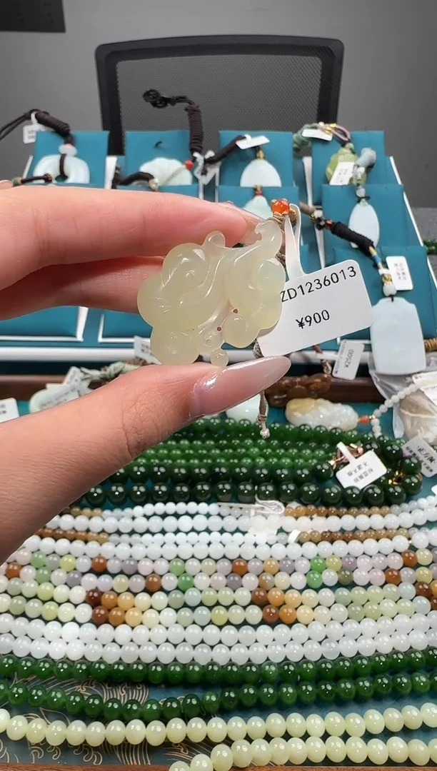 颈饰未镶嵌和田玉吊坠 ZD