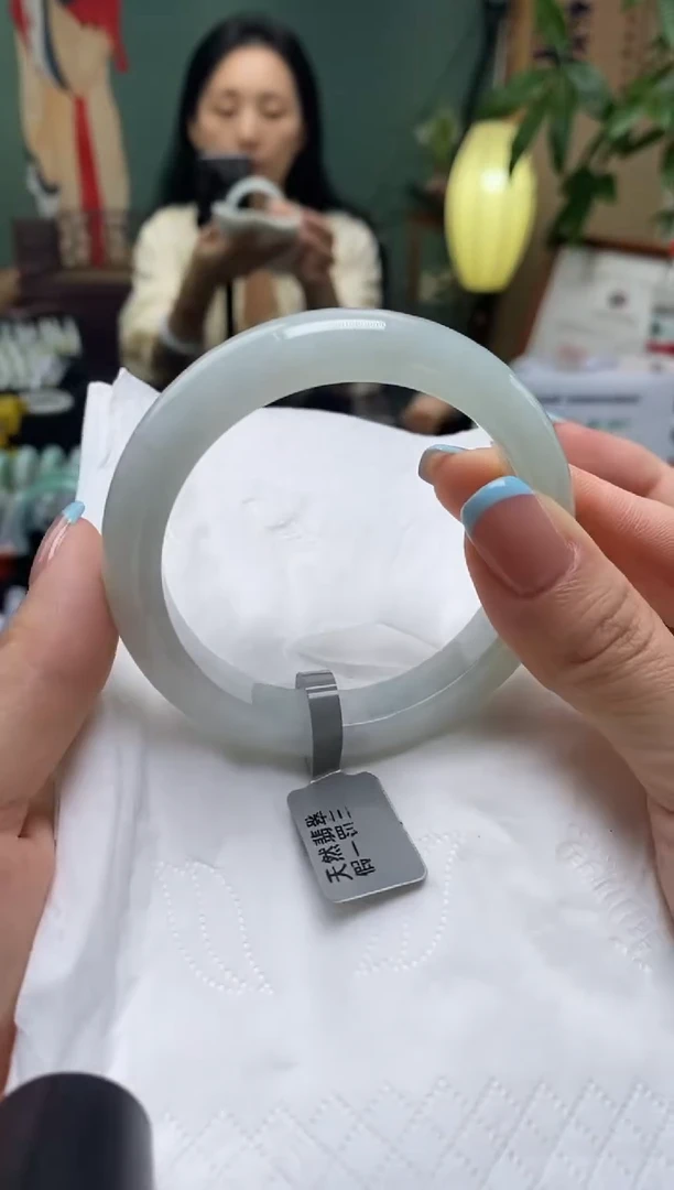 翡翠手镯未镶嵌5556圈口t