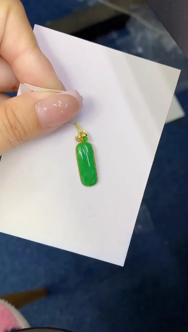 翡翠18K金镶嵌颈饰缅甸天然翡翠A货