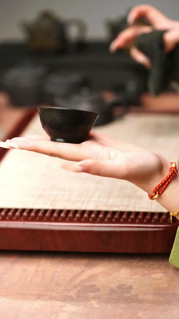 归玉堂冰碛岩重工雕刻美人杯