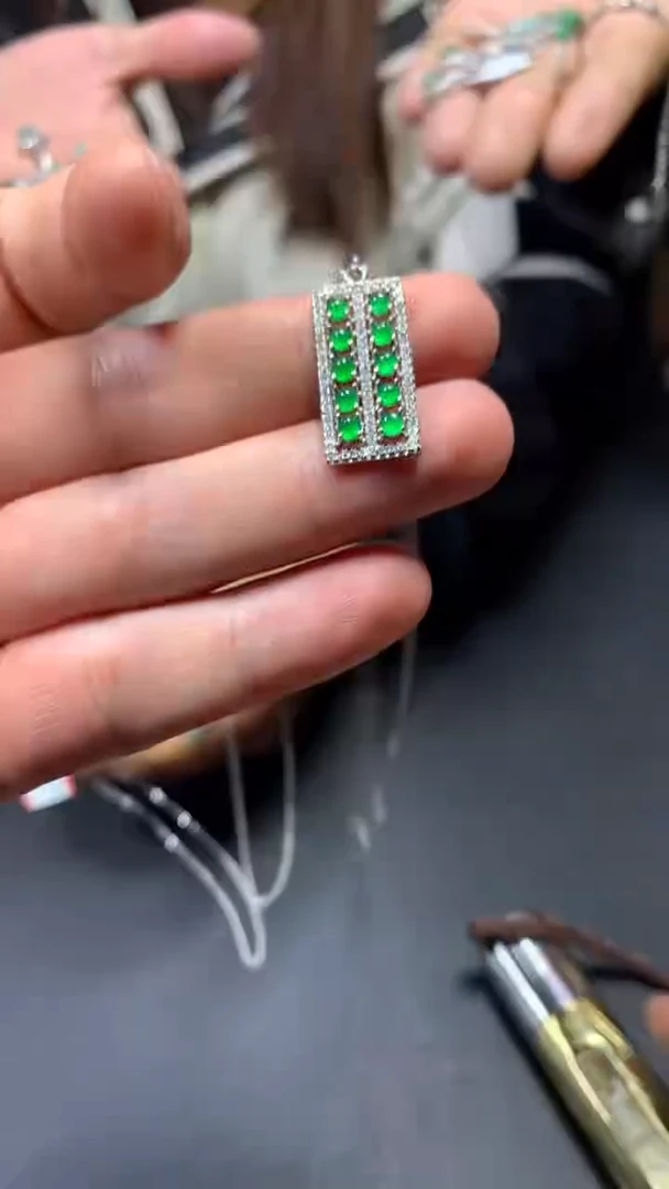 【闪购商品】翡翠吊坠(赠链)未镶嵌0850483418/多样性发一