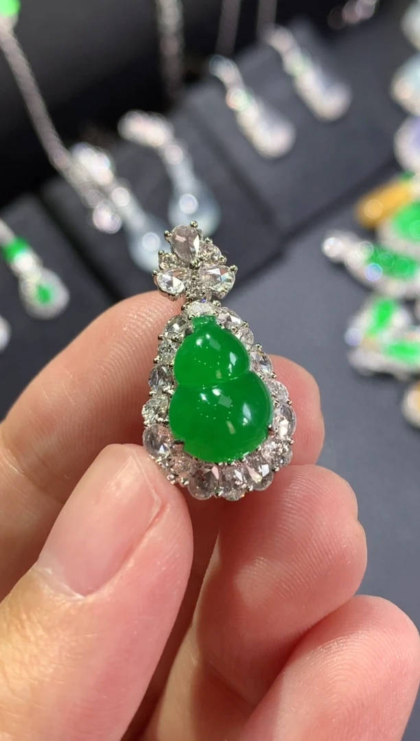 颈饰18K金镶嵌翡翠绿葫芦