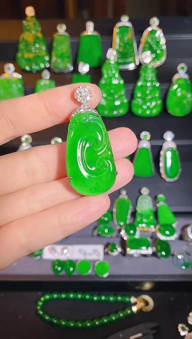 未镶嵌翡翠耳饰就