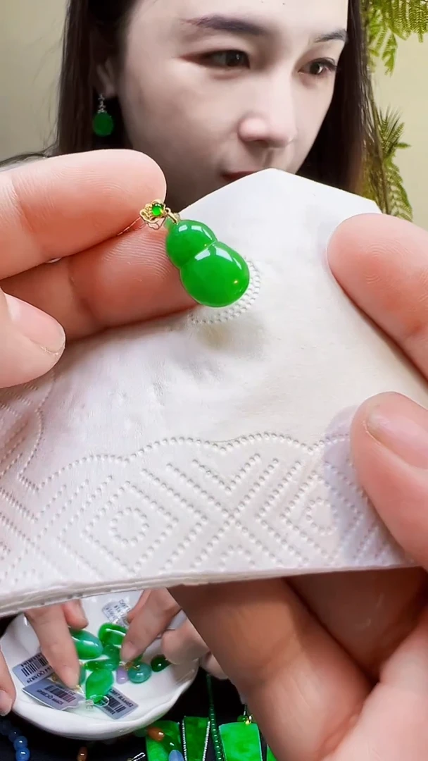 颈饰18K金镶嵌翡翠葫芦