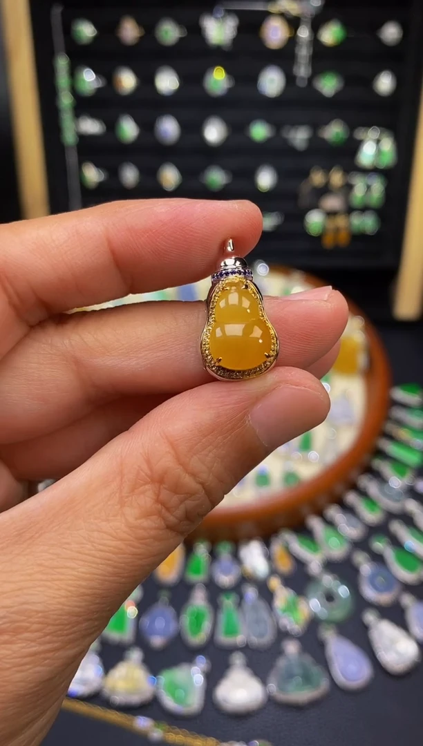 翡翠18K金镶嵌颈饰冰黄翡葫芦吊坠