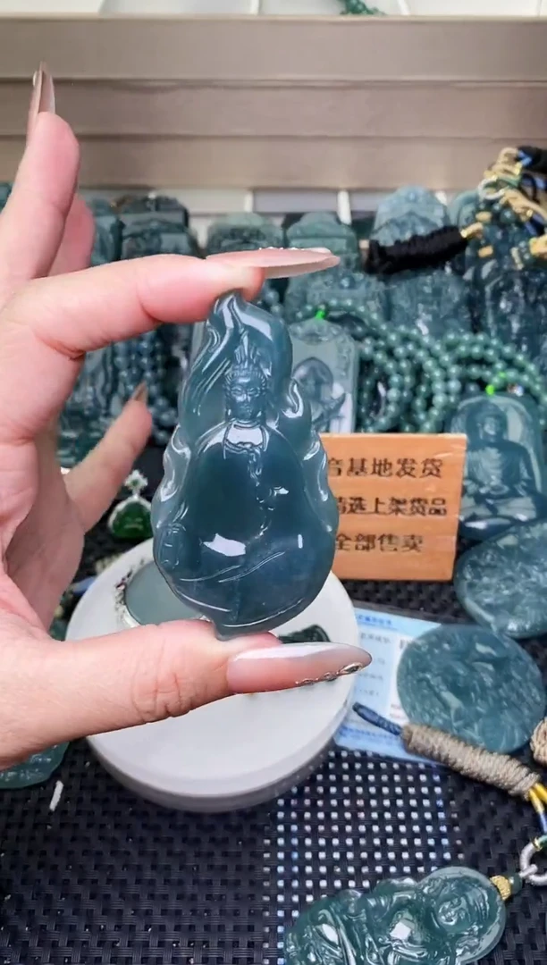 颈饰未镶嵌翡翠