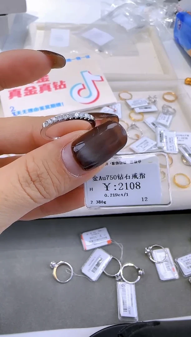 【闪购商品】钻石戒指/指环18K金镶嵌189900
