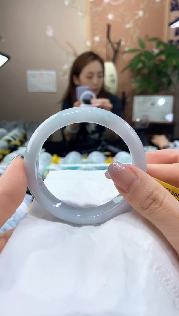 翡翠手镯未镶嵌5657圈口