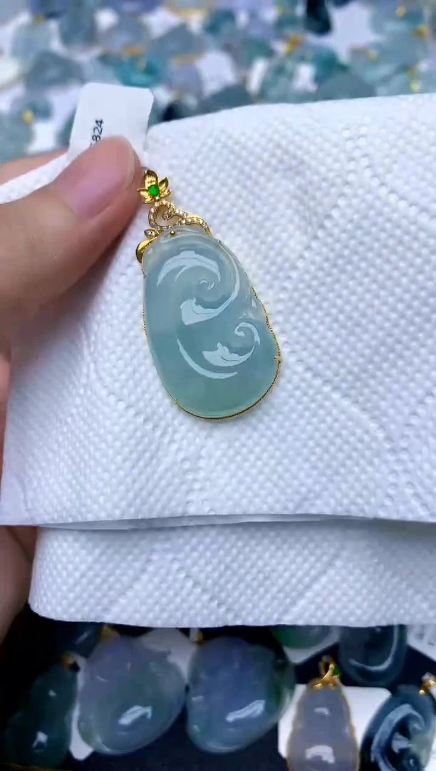 颈饰18K金镶嵌翡翠天然A货翡翠