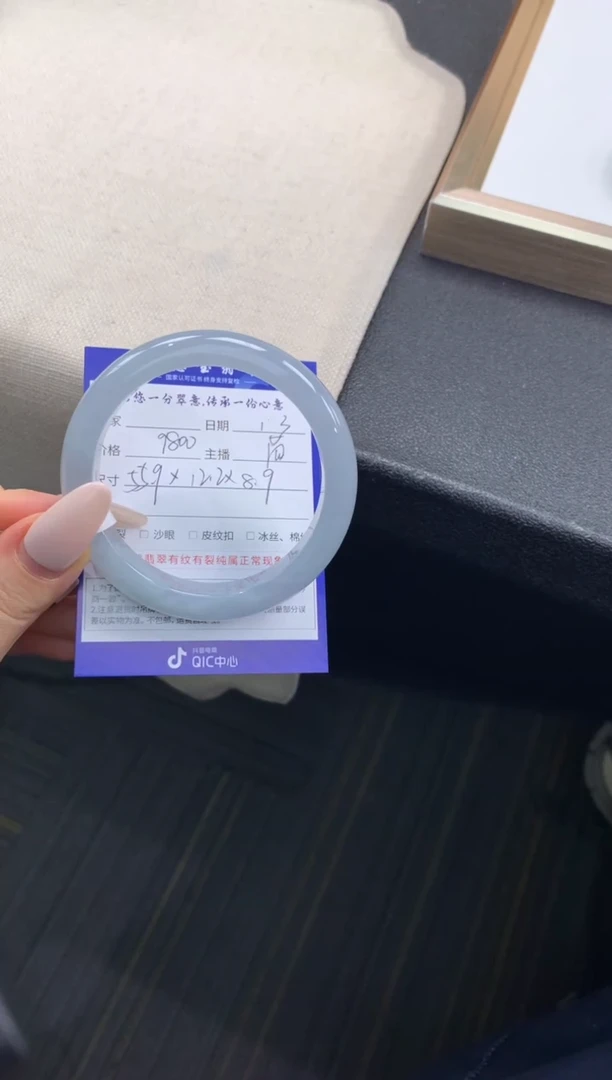 未镶嵌手镯翡翠退货需手镯吊牌标签完好
