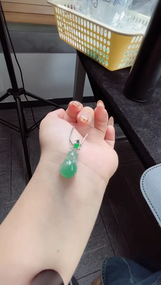 吊坠(赠链)银S925镶嵌石英质玉（非洲翠）30.69葫芦