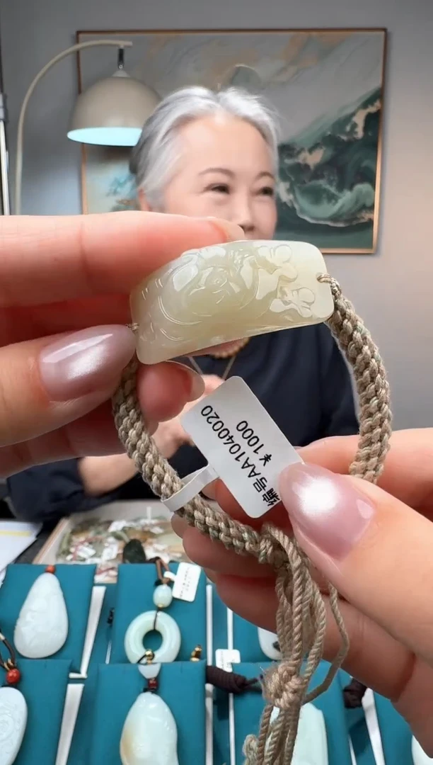 颈饰未镶嵌和田玉吊坠  AA