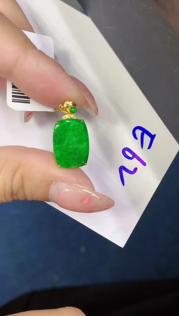 翡翠18K金镶嵌颈饰缅甸天然翡翠A货
