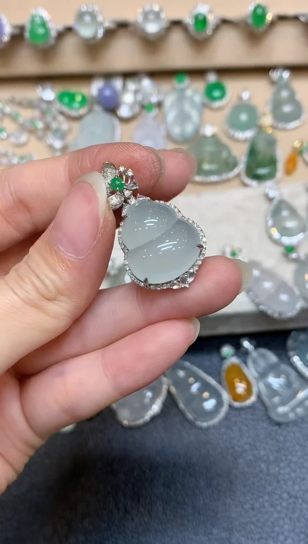 颈饰18K金镶嵌翡翠葫芦【无服务费