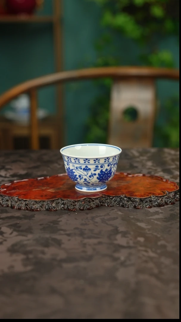 青花手绘缠枝莲主人杯