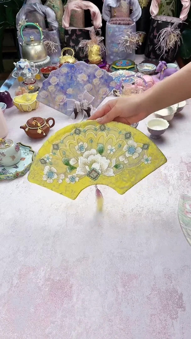 45金色雀羽牡丹扇形茶席