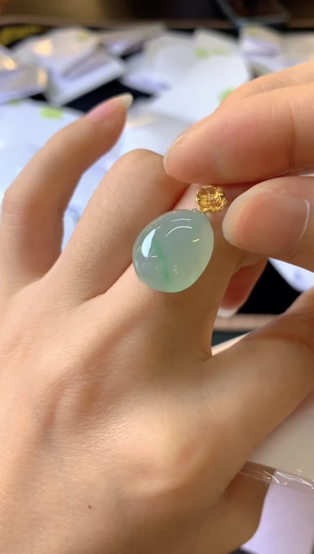 翡翠18K金镶嵌颈饰成品吊坠