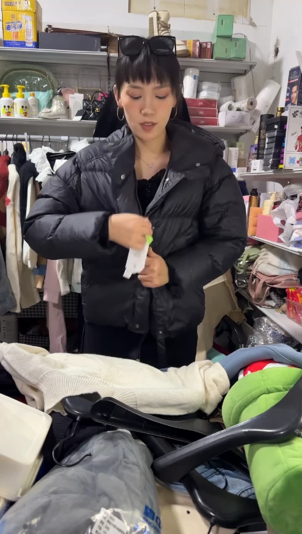 阿丹爷拍黑色净版羽绒服