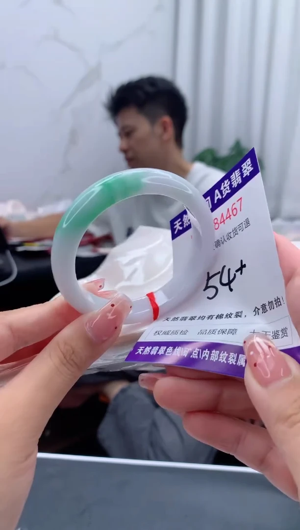 未镶嵌手镯翡翠有纹，完美者勿拍