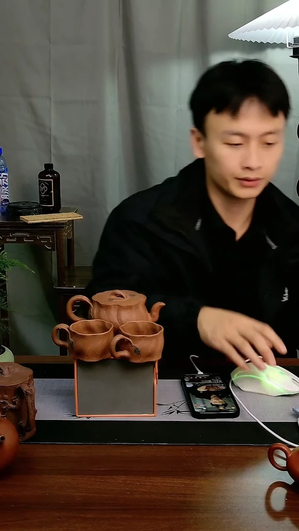 茶壶紫砂壶与茗堂原矿紫砂老黄段树桩