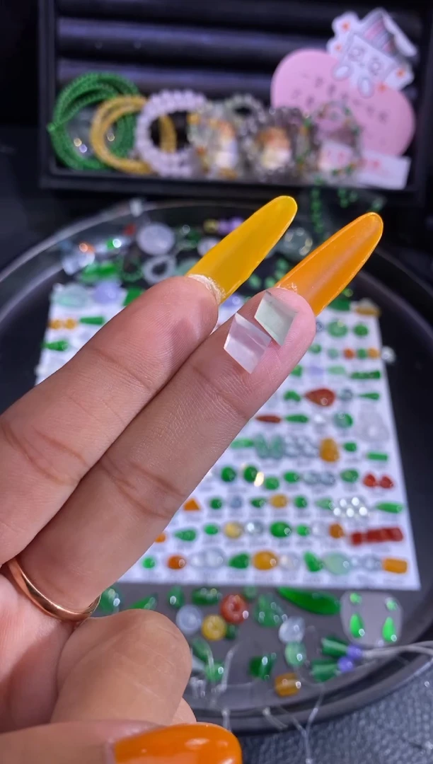 未镶嵌挂件翡翠切割