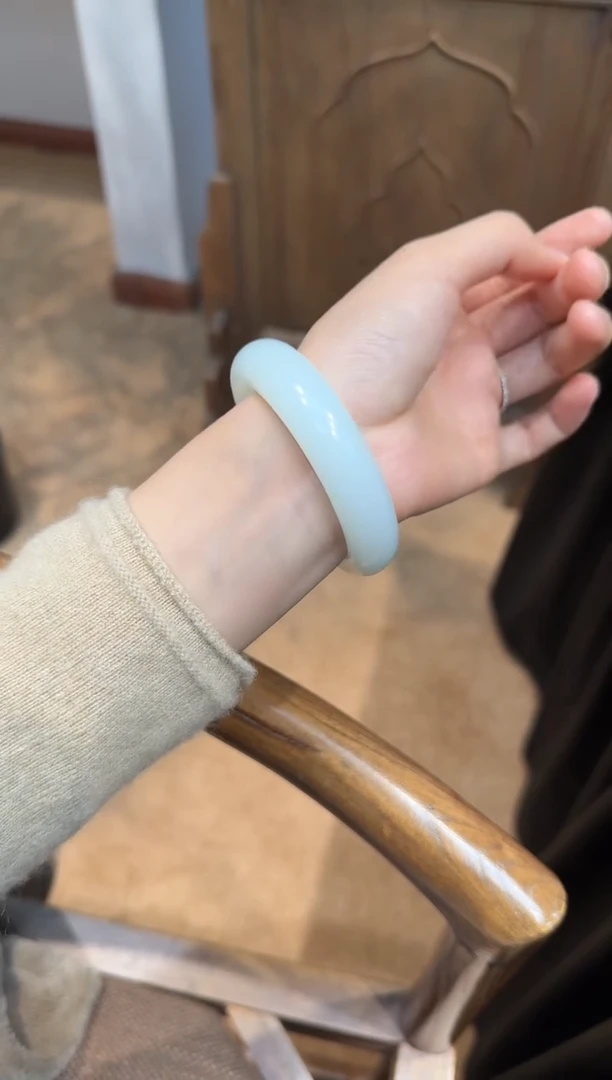 未镶嵌手镯和田玉5556