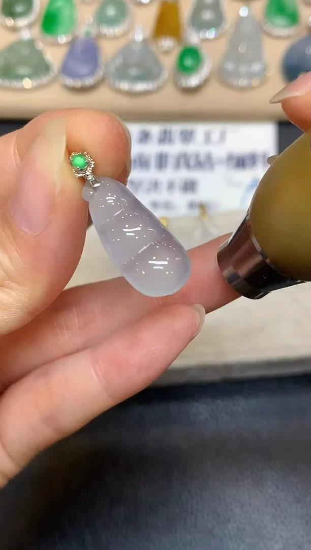颈饰18K金镶嵌翡翠福豆【无服务费