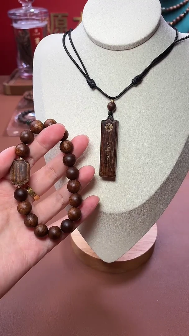 沉香手串沉水越南富森红土雷击10单圈+上上签吊坠