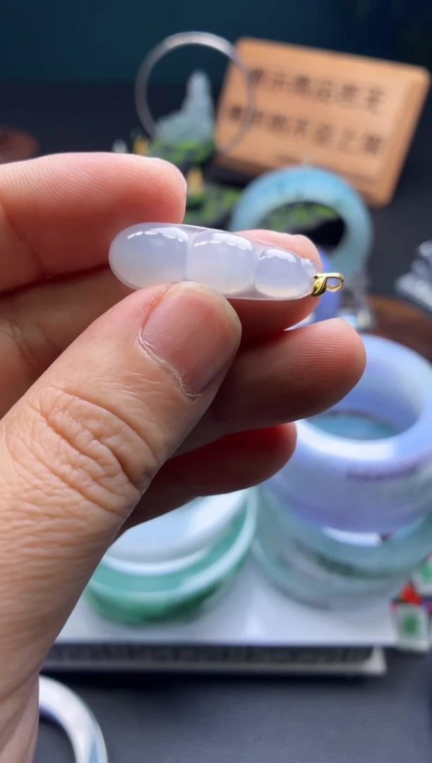 颈饰18K金镶嵌翡翠豆子