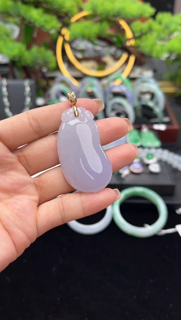 颈饰18K金镶嵌翡翠吊坠