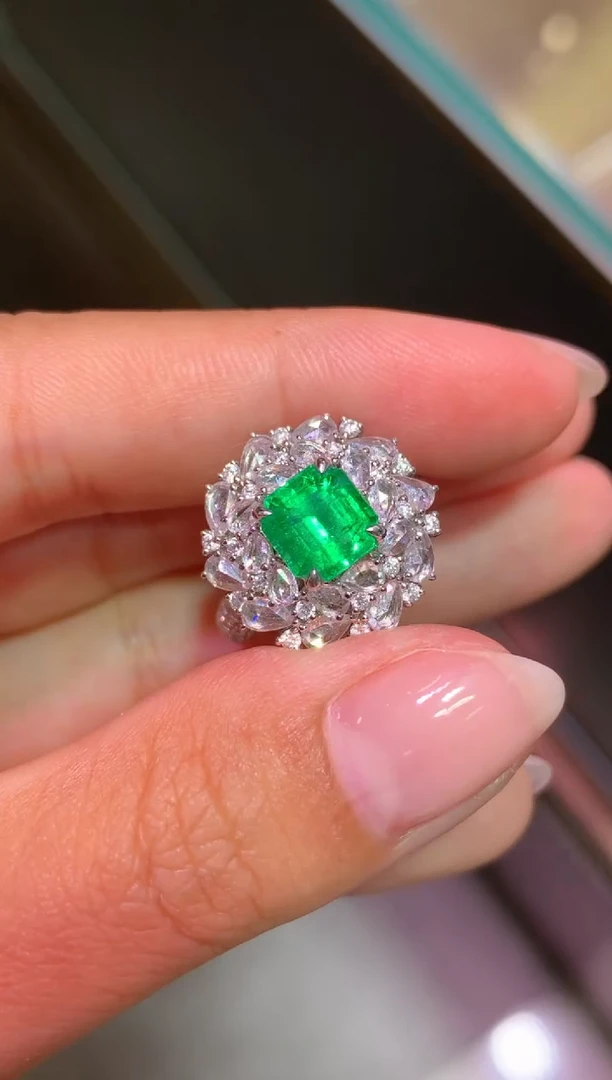 18K金镶嵌戒指祖母绿1.6CT