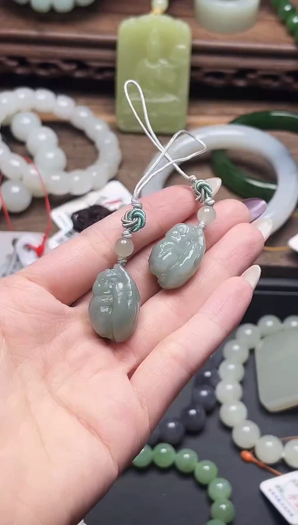 吊坠(不含链)未镶嵌和田玉吐拉牧场 掌中宝有瑕疵多样性发一