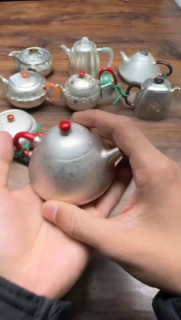 呆坐 整敲雪花纹贴金 伴月壶