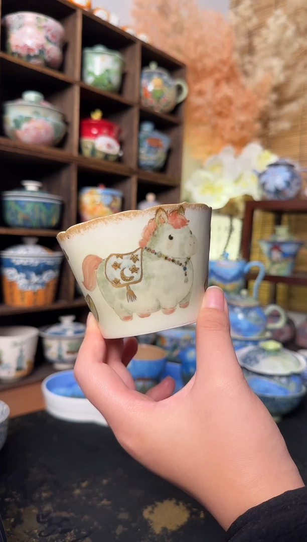 观山粉色描金小马手握杯