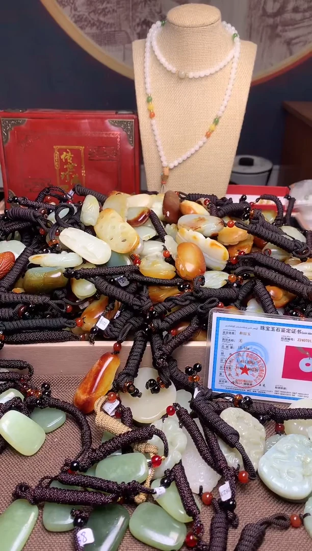 颈饰未镶嵌和田玉.