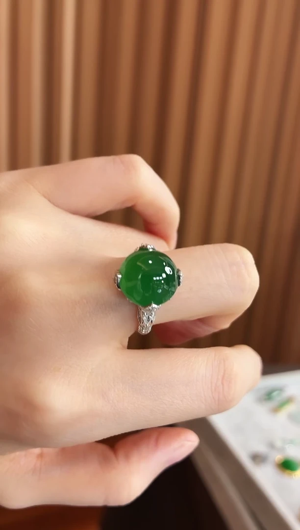 18K金镶嵌戒指翡翠手饰