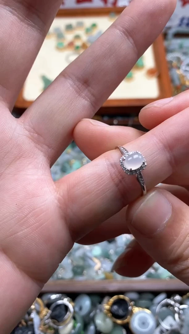 【闪购商品】翡翠颈饰未镶嵌哥哥