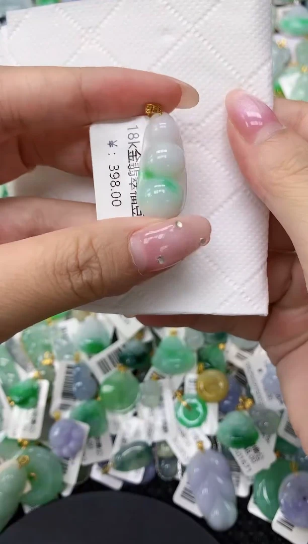 翡翠18K金镶嵌颈饰11111111111