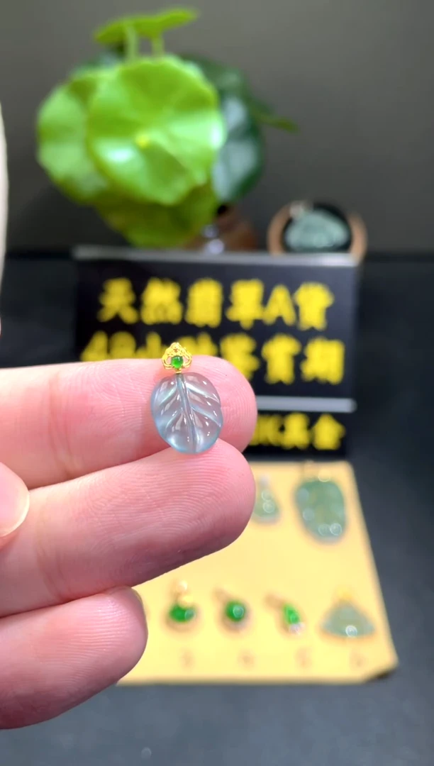 颈饰18K金镶嵌翡翠翡翠A货