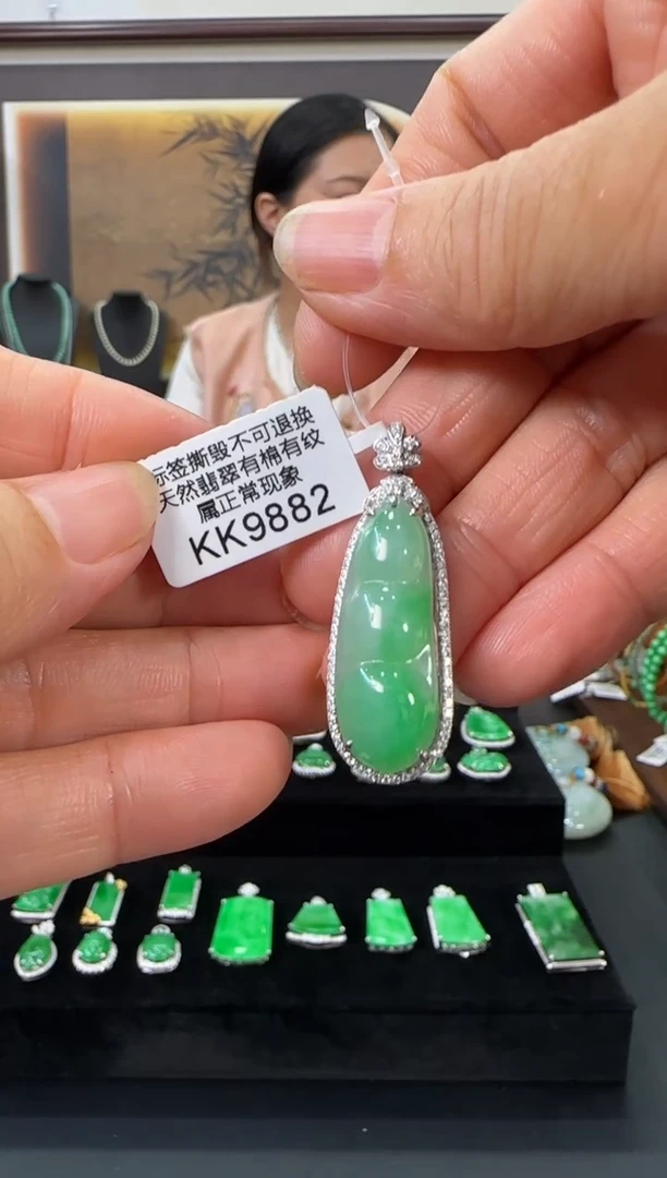 翡翠18K金镶嵌颈饰KK9882豆