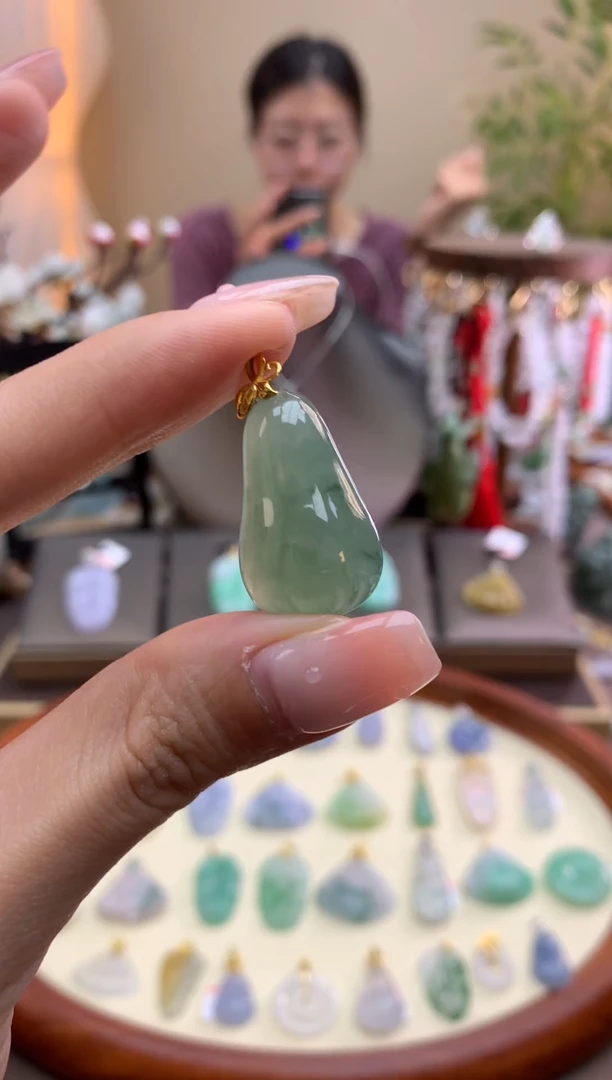 【闪购商品】翡翠颈饰18K金镶嵌福瓜