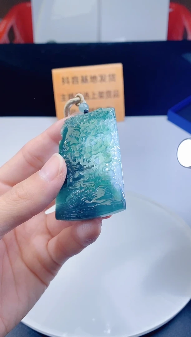 颈饰未镶嵌翡翠