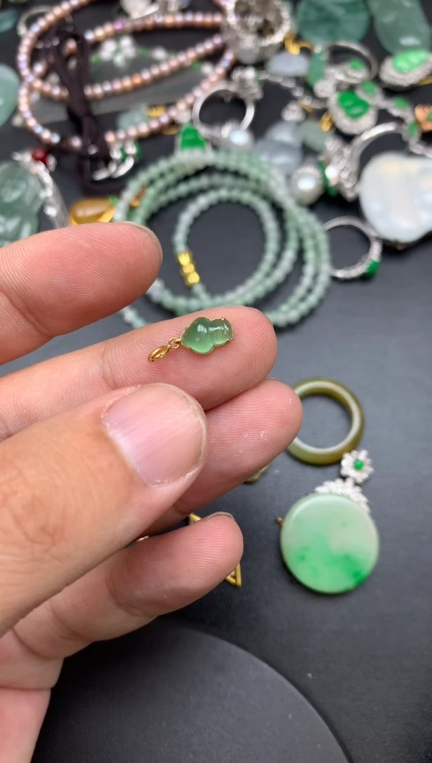 颈饰18K金镶嵌翡翠美**维大吉商品不退不换