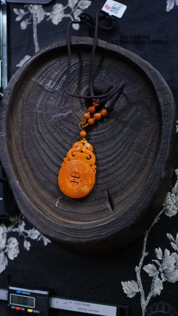 未镶嵌琥珀裸石老蜡雕刻件