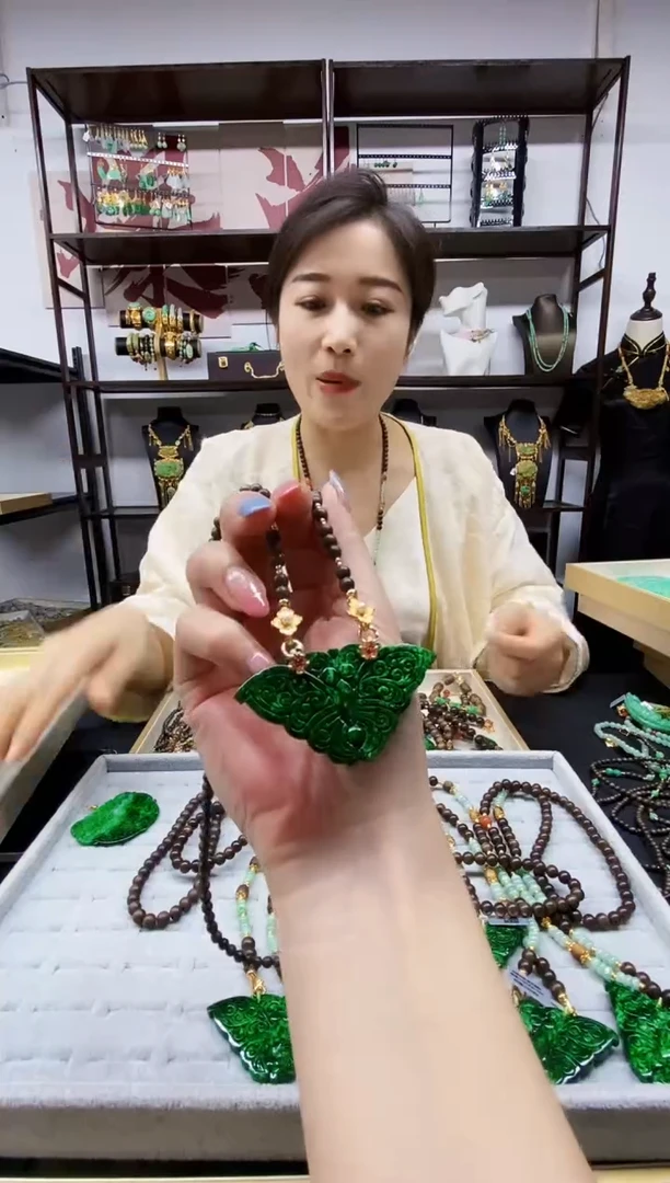 颈饰未镶嵌翡翠吊坠