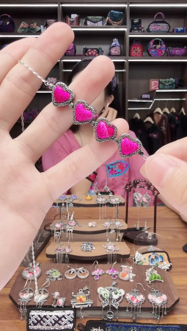 织绣180蒙阿苏苗绣传承店